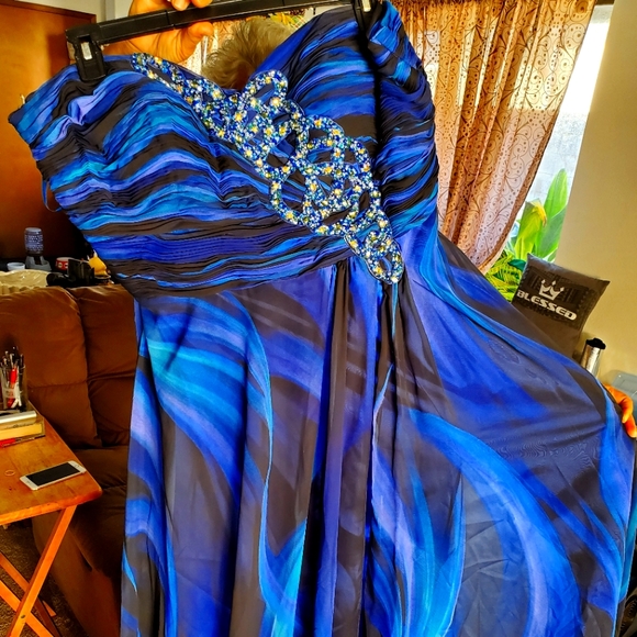 Strapless blue ball gown - Picture 1 of 3